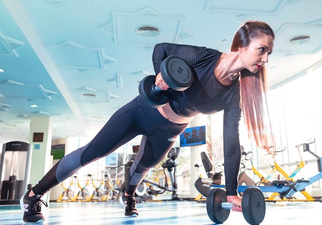 Frau im Gym Hanteltraining Vibrationsplatte.de Sidebar