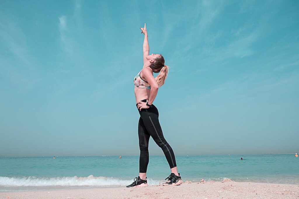 Frau Fitness Sommer Strand Fitnesstrends im Sommer 2025 – das bewegt uns jetzt
