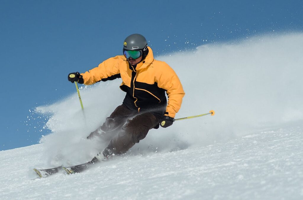 Mann Skifahren Piste Skifahren – Abwechslungsreiches Fitness-Training