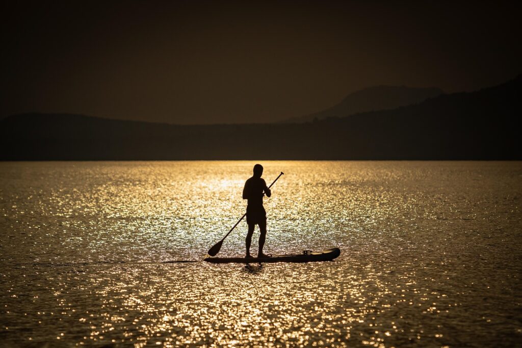 Mann Sup Board Sonne Wie viele Kalorien verbrennt man beim SUP-Boarding