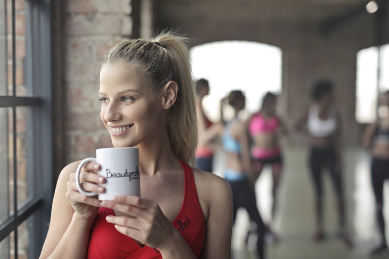Frau Fitness Tasse Sport Kaffee vor oder nach dem Sport trinken – Was ist besser