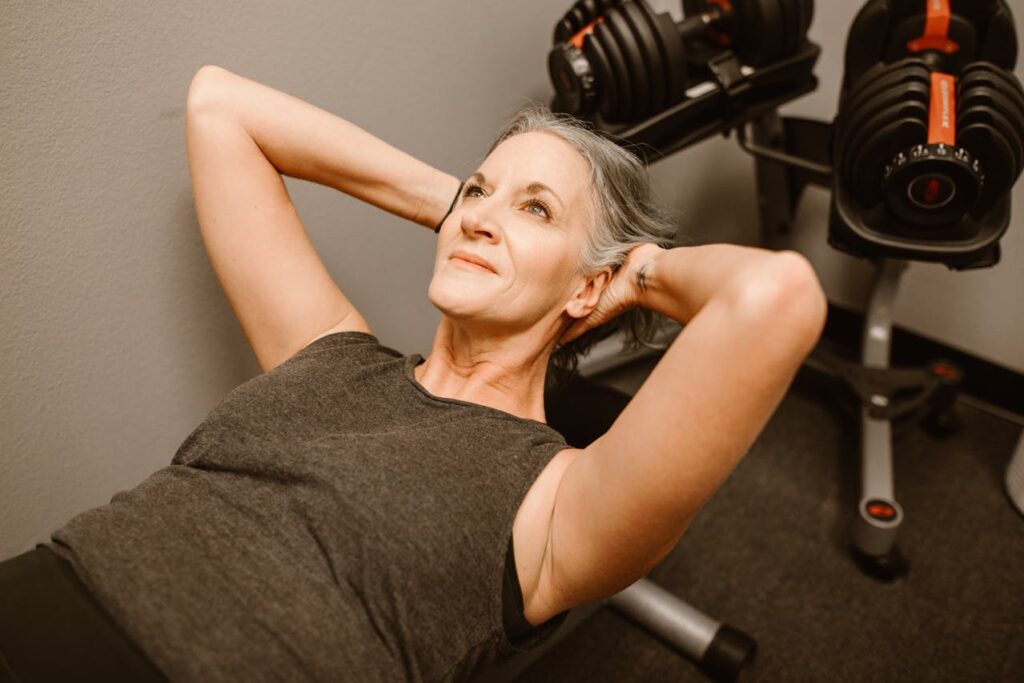 Frau Seniorin Fitness Bauchfett verlieren bei Frauen ab 60 – so geht’s gesund
