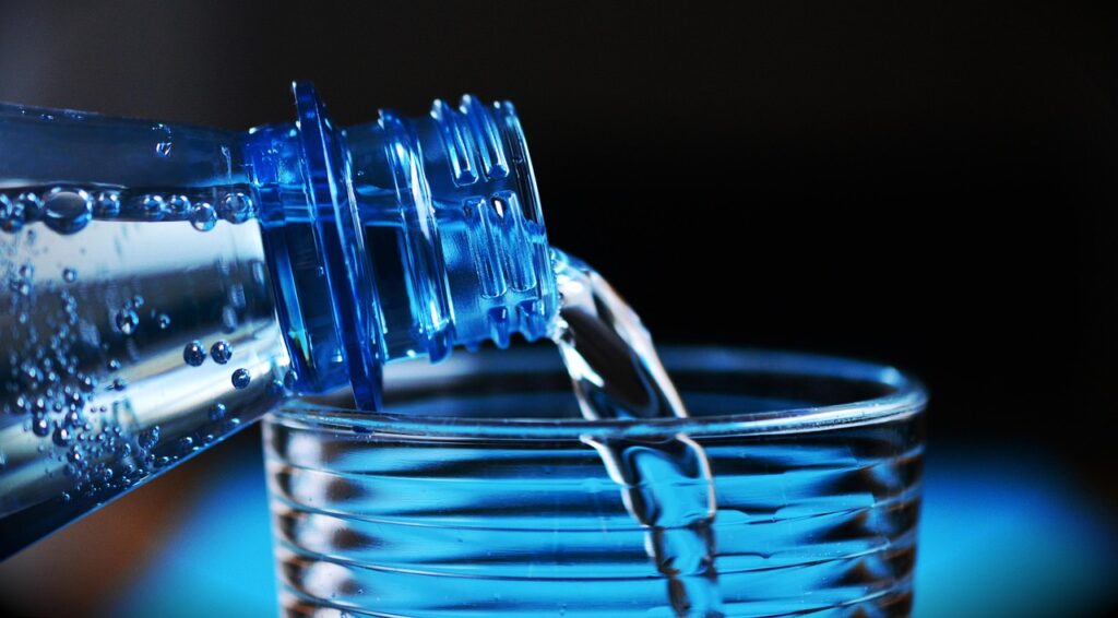 Wasser trinken Wasserflasche Wasserfasten – Ein Guide für Anfänger